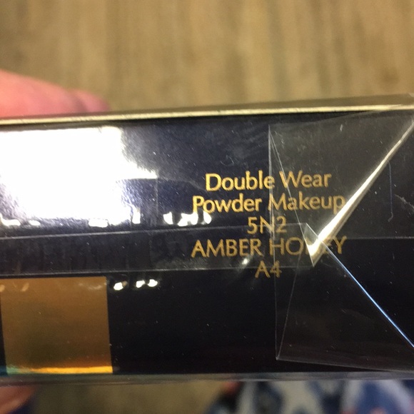 Estée Lauder double wear foundation, light color NEW, shrink wrap still intact - Picture 4 of 4